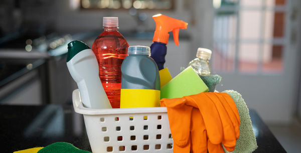 Dicas para armazenar produtos de limpeza com segurança